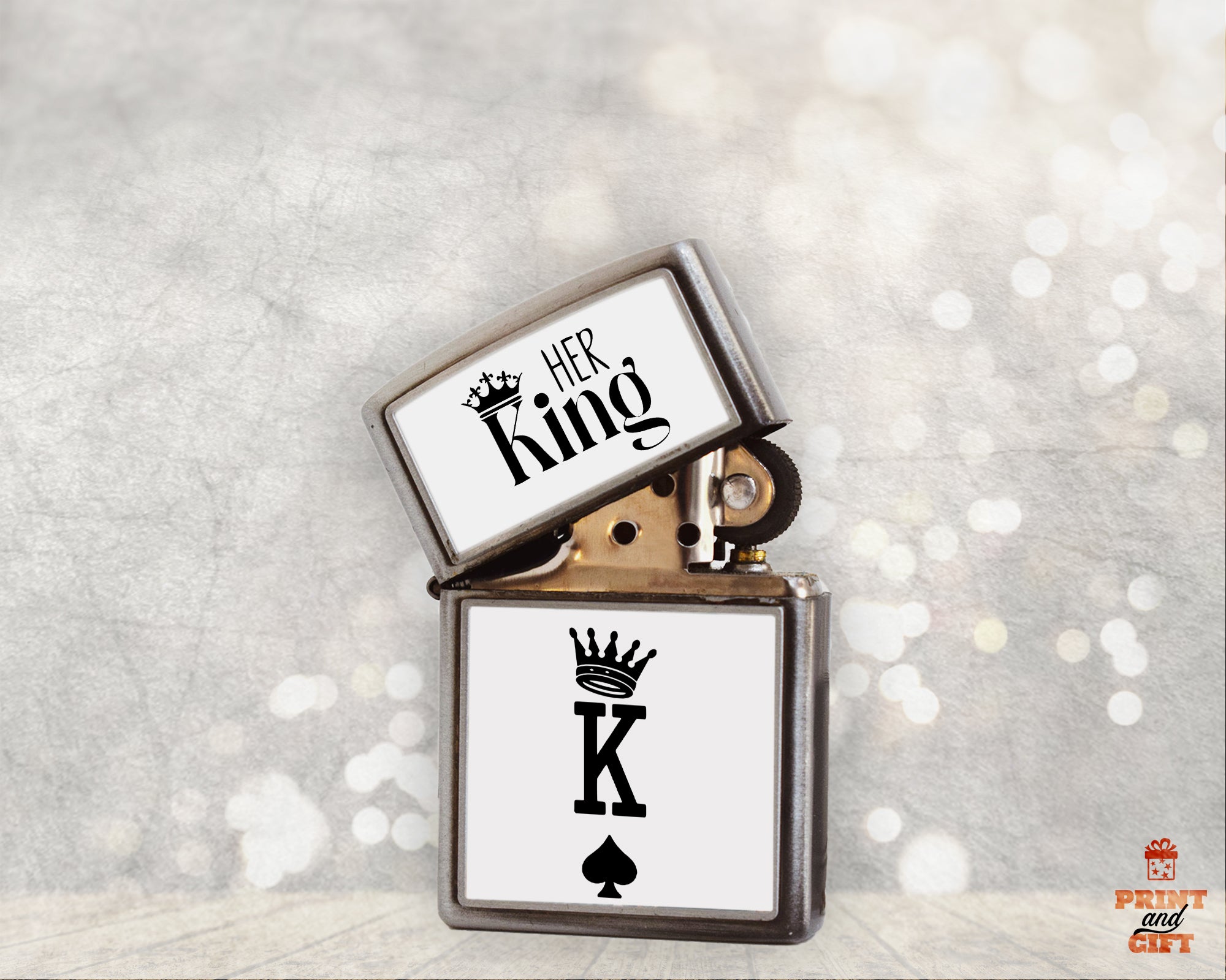 Αναπτήρας τύπου zippo με κείμενο "her king"